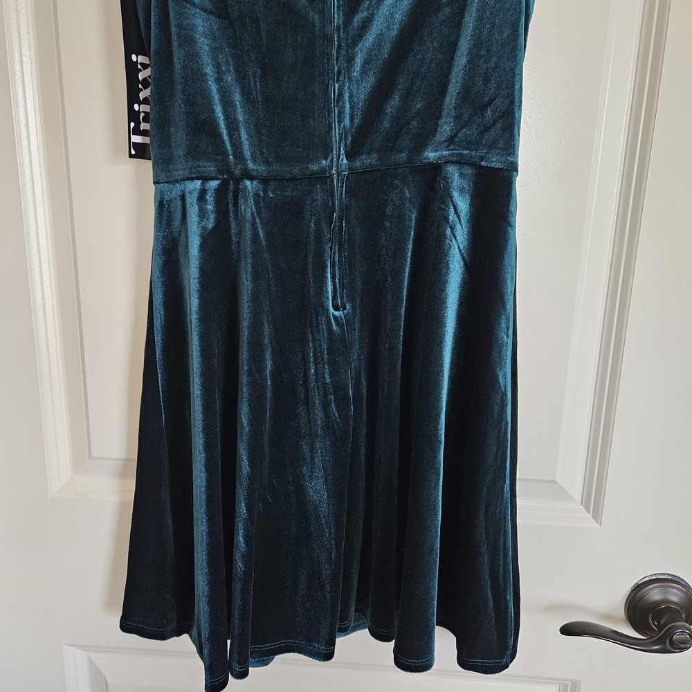 NWT TRIXXI Emerald Green Velvet Off the Shoulder Mini Dress Women's Size Medium - Picture 11 of 11